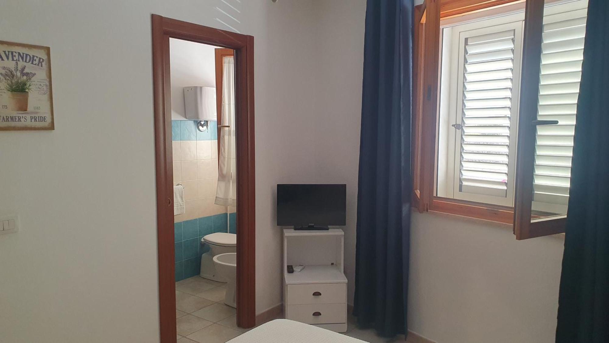 Blue Dolphin Guest House Alghero Bagian luar foto
